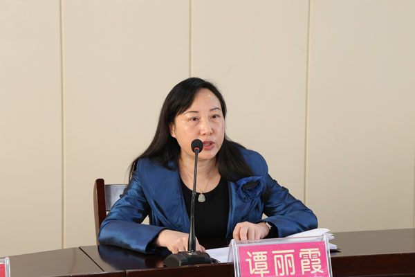 我院保健科科長譚麗霞主持會(huì).jpg